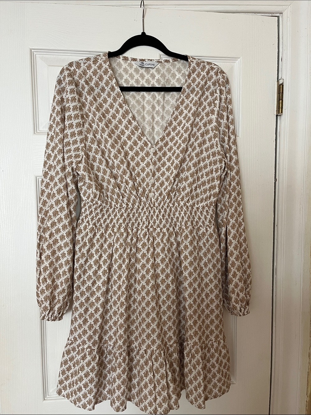 Cupshe Beige Floral Smocked V-Neck Long Sleeve Dress